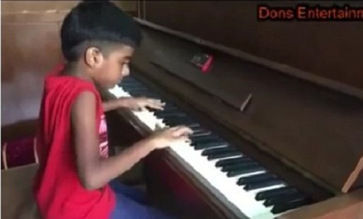 Αυτό το παιδάκι είναι ο Ινδός Mozzart και έκανε το διαδίκτυο να παραμιλά! (Video)
